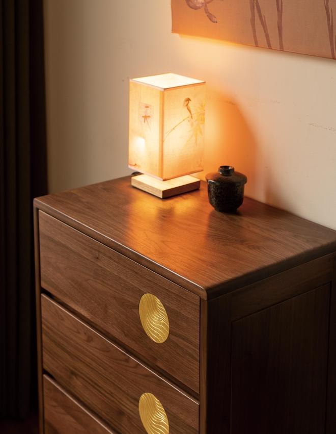 源氏木语联合京东携手非遗大师杨锐推出鎏金錾刻斗柜以非遗技艺演绎自然韵律(图3)