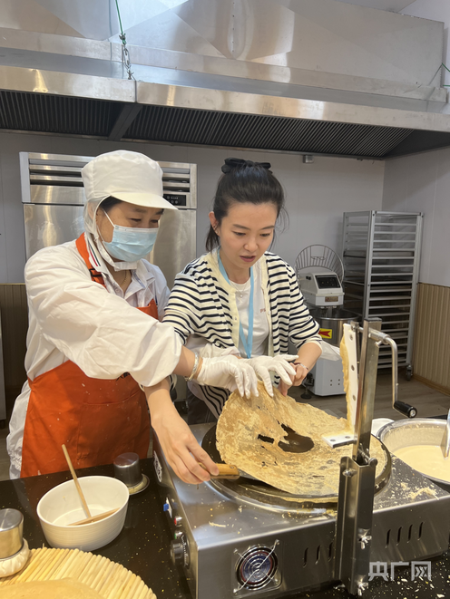 kaiyun体育网页版泰安煎饼“焕新”记：非遗美食变身健康消费新宠(图4)