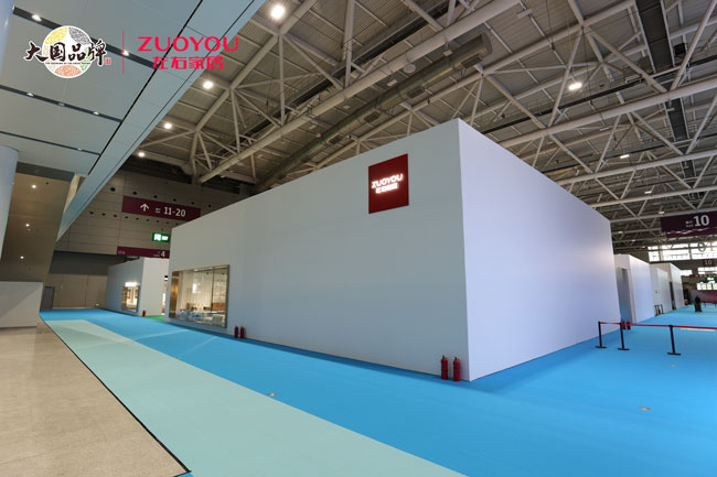 kaiyun体育全站展会直击丨左右家居惊艳亮相深圳国际家具展年度新品实力荣膺多项重磅质点大奖！(图2)