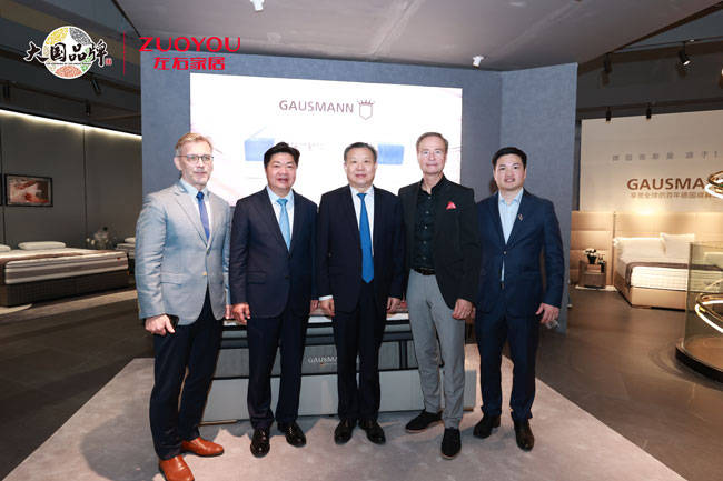 kaiyun体育全站展会直击丨左右家居惊艳亮相深圳国际家具展年度新品实力荣膺多项重磅质点大奖！(图3)