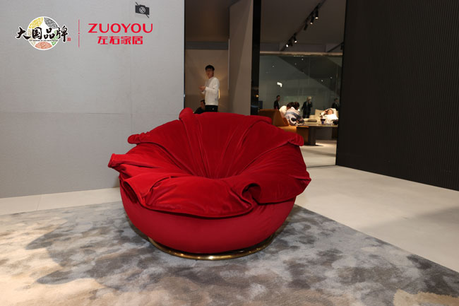 kaiyun体育全站展会直击丨左右家居惊艳亮相深圳国际家具展年度新品实力荣膺多项重磅质点大奖！(图7)