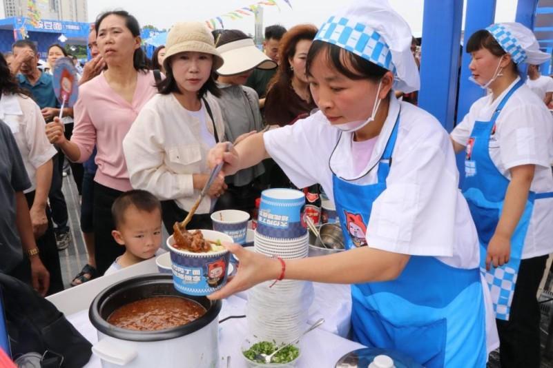 kaiyun体育全站从竹乡灶台到全国餐桌从单打独斗到集群冲锋​一碗肉丁面的千年传承与华丽新生(图3)