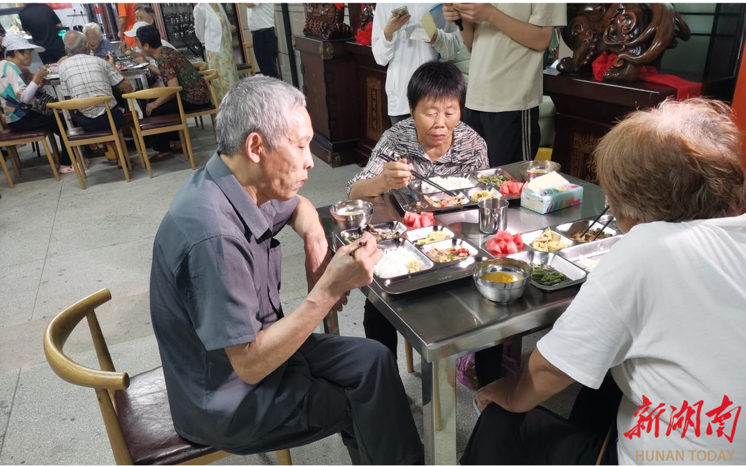 衡南县硫市镇长者食堂——从孤独餐桌到文明的温馨港湾(图1)
