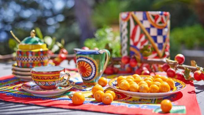 DG的色彩和图案的碰撞缔造独一无二的杜嘉班纳意式家居氛围(图1)