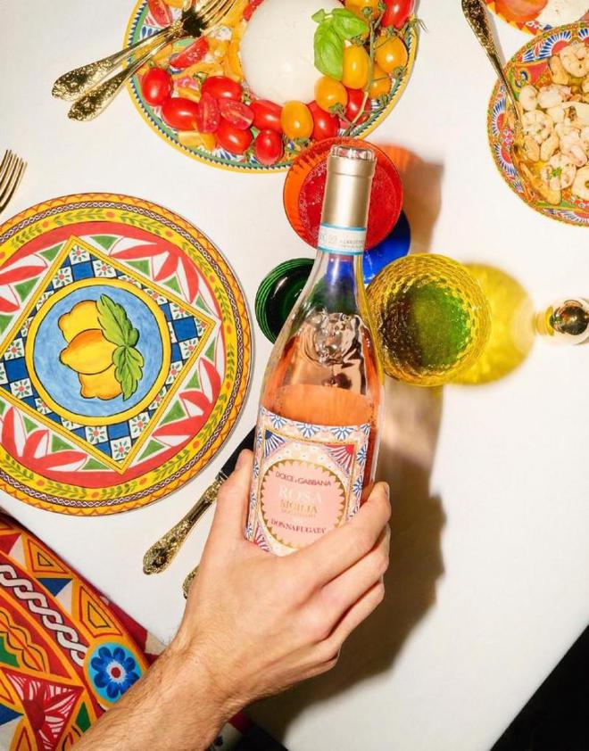 DG的色彩和图案的碰撞缔造独一无二的杜嘉班纳意式家居氛围(图5)