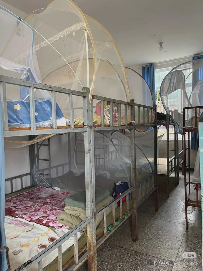 为了搞形象工程他们让孩子们站着吃饭(图1)