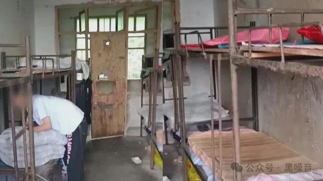 为了搞形象工程他们让孩子们站着吃饭(图2)