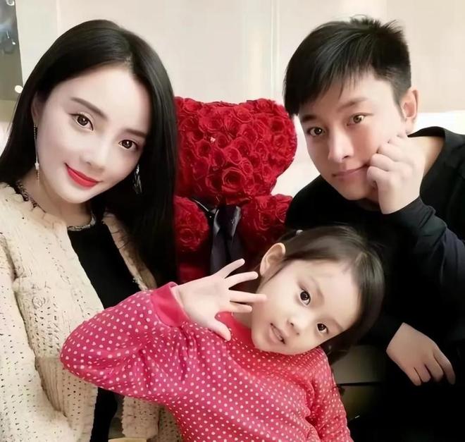 李小璐疑似生二胎中出现宝宝椅和背心男孩回应网友后秒删(图5)