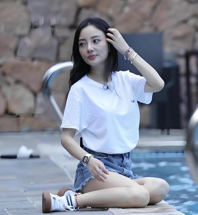 李小璐疑似生二胎中出现宝宝椅和背心男孩回应网友后秒删(图4)