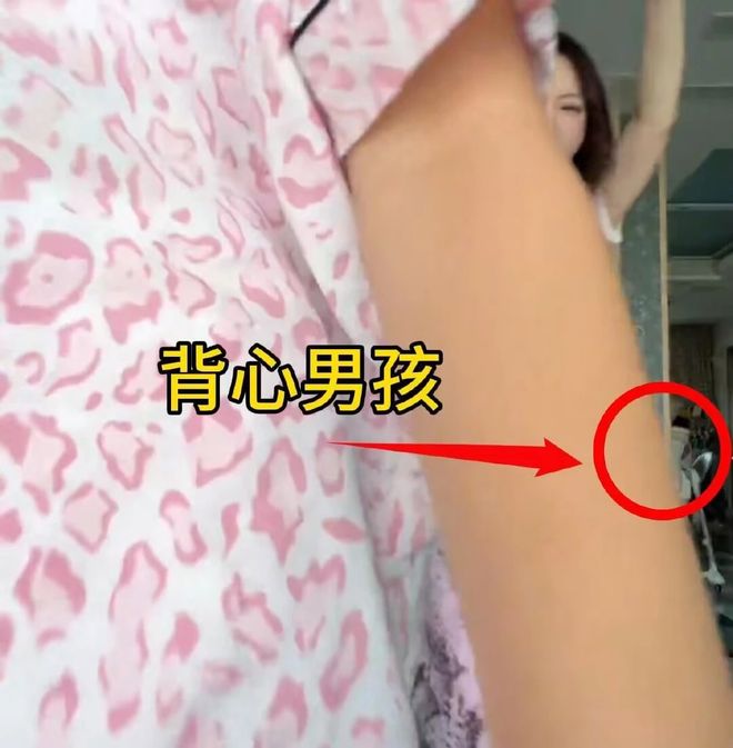 李小璐疑似生二胎中出现宝宝椅和背心男孩回应网友后秒删(图1)