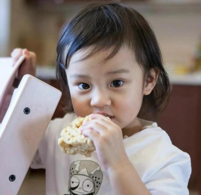 李小璐疑似生二胎中出现宝宝椅和背心男孩回应网友后秒删(图2)