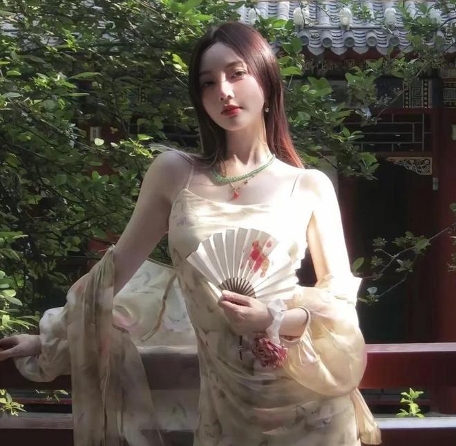 李小璐疑似生二胎中出现宝宝椅和背心男孩回应网友后秒删(图3)