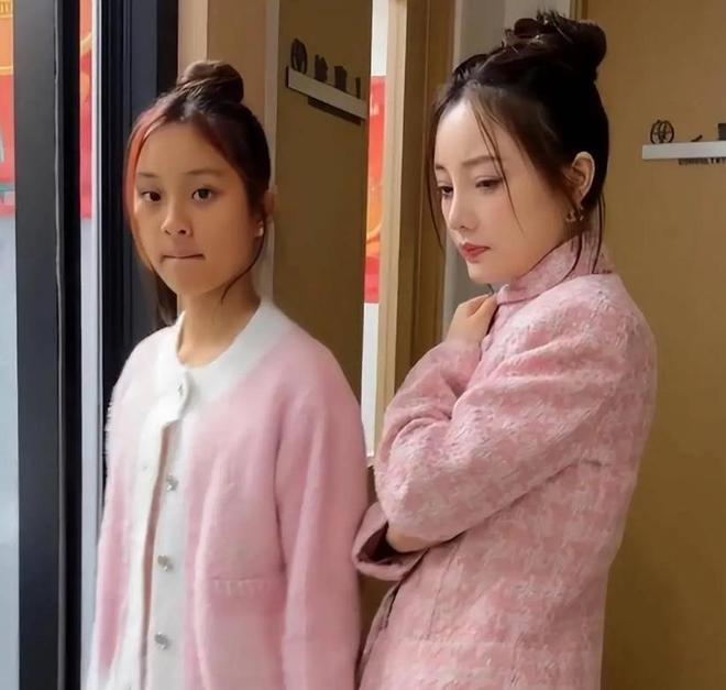 李小璐疑似生二胎中出现宝宝椅和背心男孩回应网友后秒删(图6)