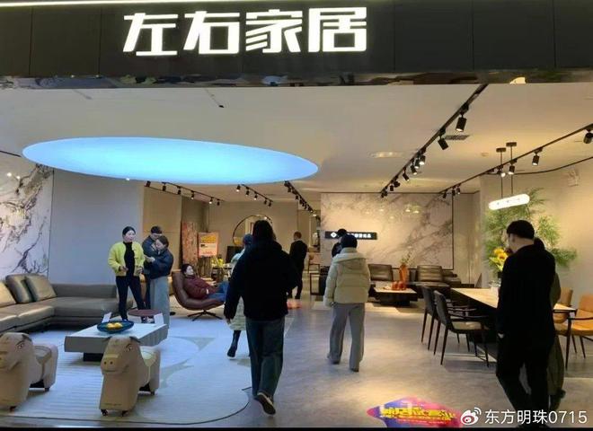 左右家居的温馨港湾：客厅里的舒适传奇(图2)