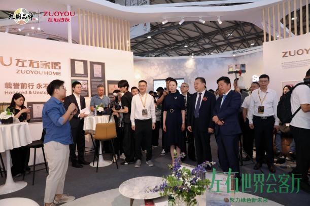 kaiyun体育网页版左右家居上海双展携金斧创新奖首发“世界会客厅”绿色科技点亮中国家居力量(图3)