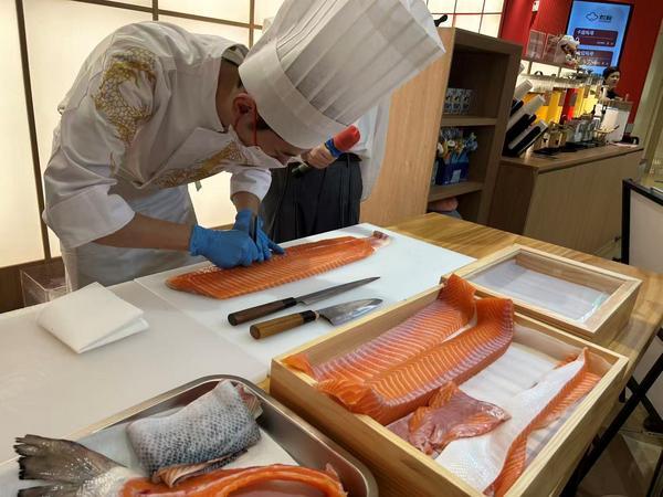 开云体育跨界寿司赛道海底捞旗下首家寿司店亮相杭州(图2)