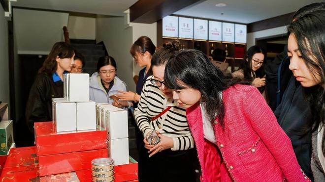 kaiyun体育全站数智赋能、场景破圈青岛农品点亮城市新“丰景”！(图13)