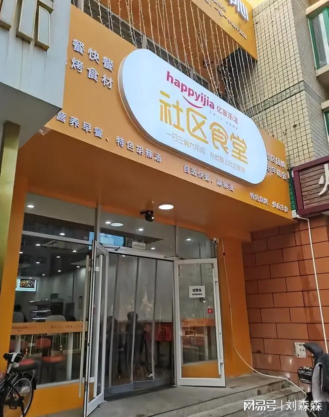 知名餐厅扎堆街头摆摊？10元硬菜排长队堂食凉了背后是焦虑(图9)