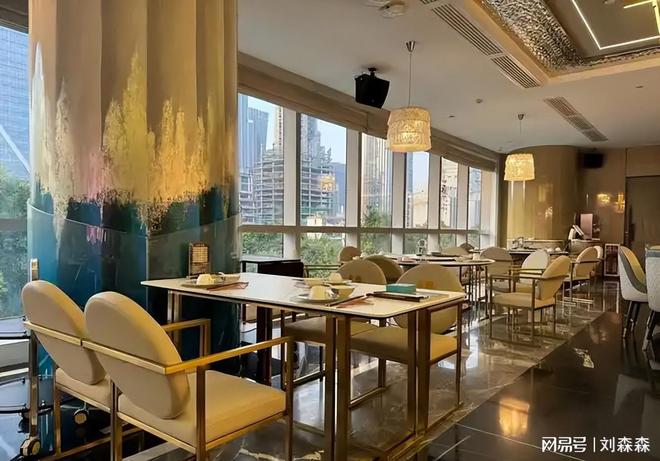 知名餐厅扎堆街头摆摊？10元硬菜排长队堂食凉了背后是焦虑(图7)