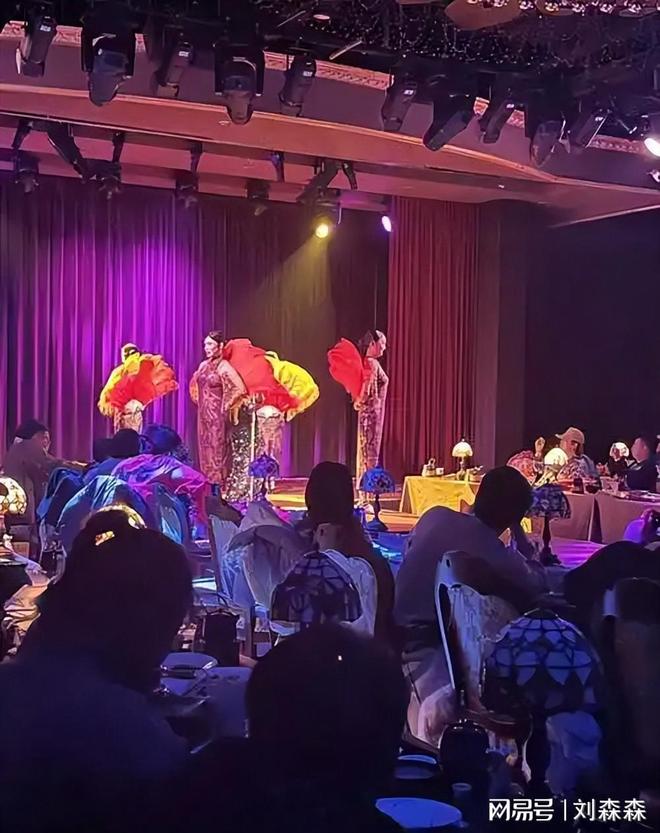 知名餐厅扎堆街头摆摊？10元硬菜排长队堂食凉了背后是焦虑(图8)