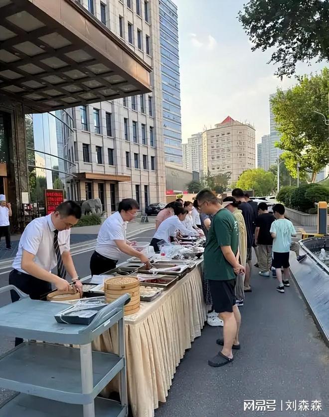 知名餐厅扎堆街头摆摊？10元硬菜排长队堂食凉了背后是焦虑(图6)