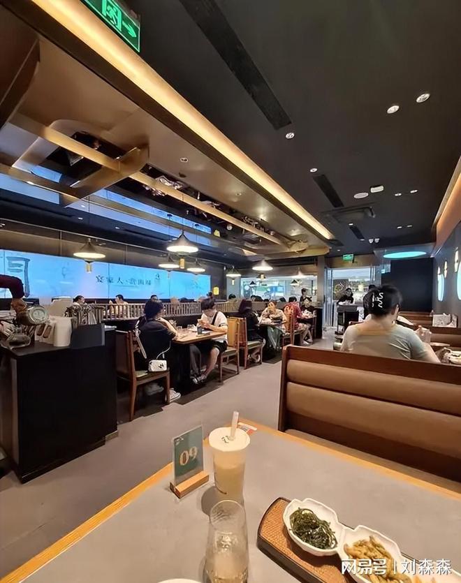 知名餐厅扎堆街头摆摊？10元硬菜排长队堂食凉了背后是焦虑(图4)