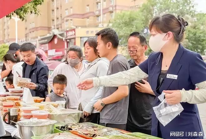 知名餐厅扎堆街头摆摊？10元硬菜排长队堂食凉了背后是焦虑(图3)