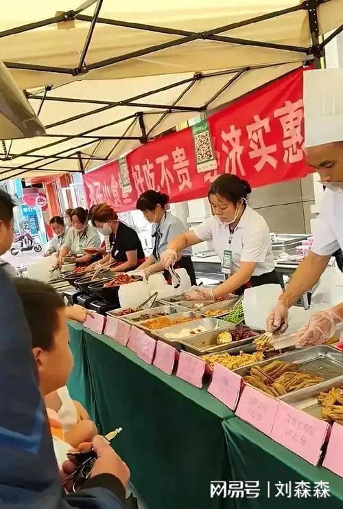 知名餐厅扎堆街头摆摊？10元硬菜排长队堂食凉了背后是焦虑(图2)