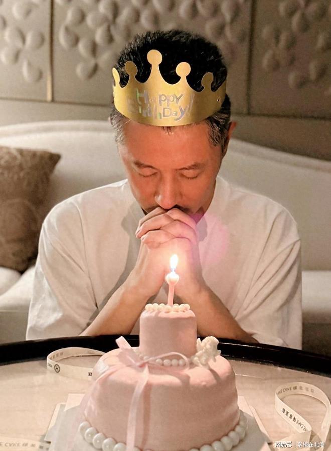 任重孙骁骁同框合照首晒和好友聚餐喝到脸红牵手回开云体育家意犹未尽(图1)