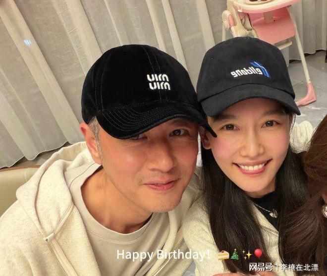 任重孙骁骁同框合照首晒和好友聚餐喝到脸红牵手回开云体育家意犹未尽(图2)