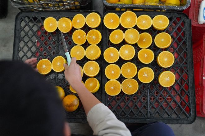 “拔尖果”出山记：一kaiyun体育全站颗花斑果如何48小时从哀牢山到北京餐桌？(图1)