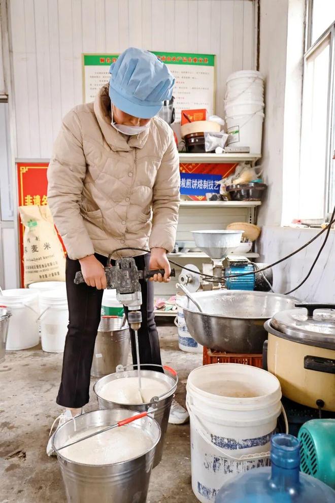 kaiyun体育全站喷香！日照人的餐桌离不开！年产销20多万斤她做到了！(图6)