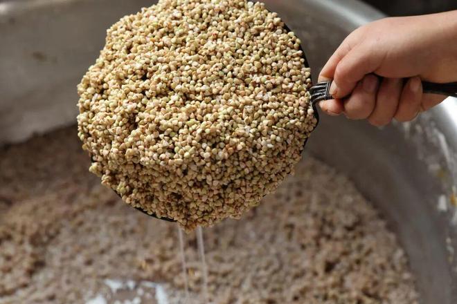 kaiyun体育全站喷香！日照人的餐桌离不开！年产销20多万斤她做到了！(图5)