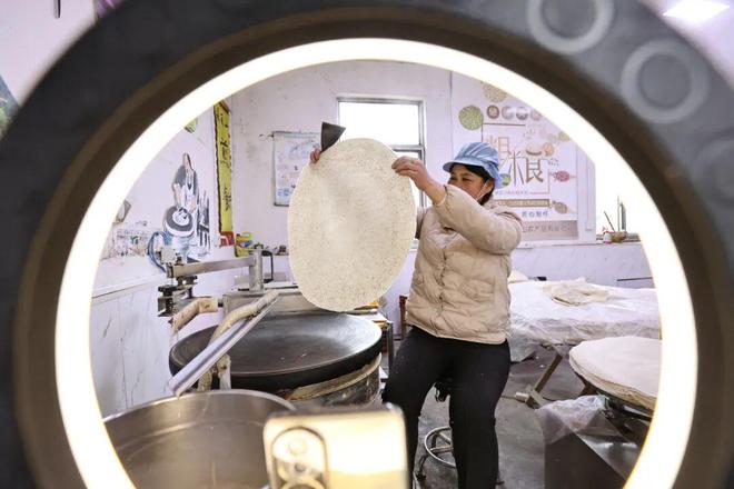 kaiyun体育全站喷香！日照人的餐桌离不开！年产销20多万斤她做到了！(图3)