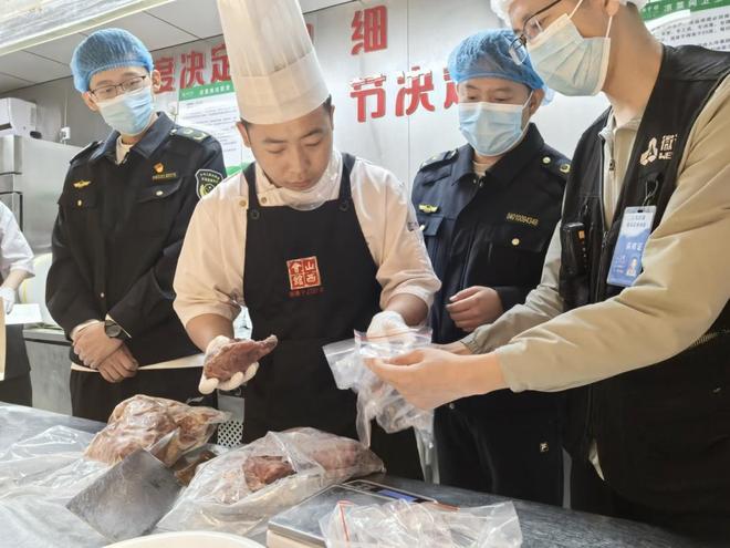 记者调查挂驴头卖马肉利润超九成重建餐桌信任需全链监管(图5)