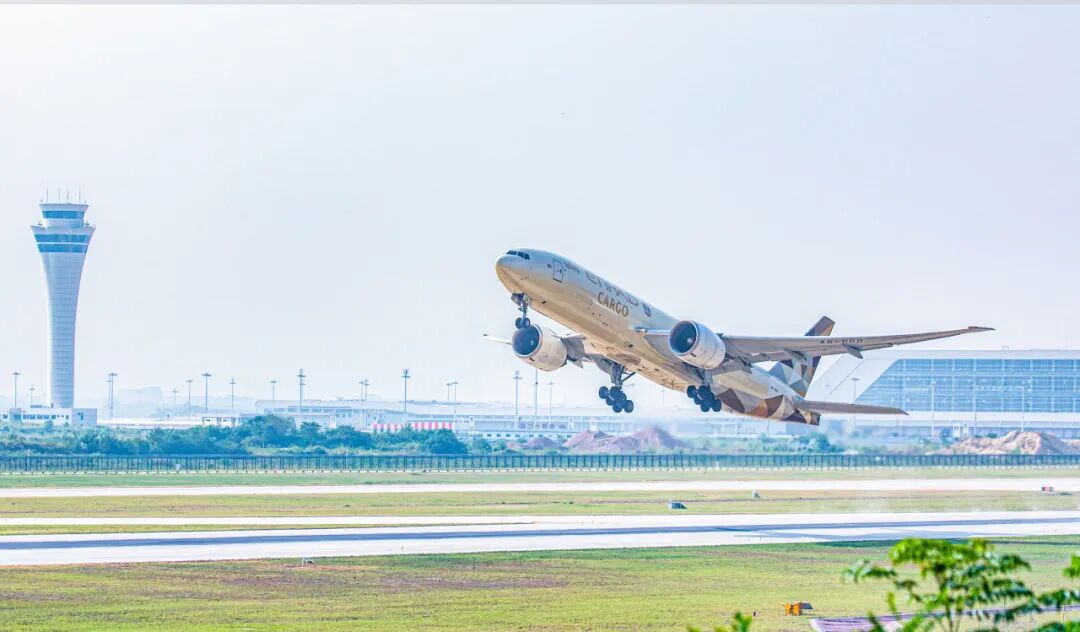 翼展宏图行稳致远——鄂州花湖国际机场2025年发展纪实(图1)