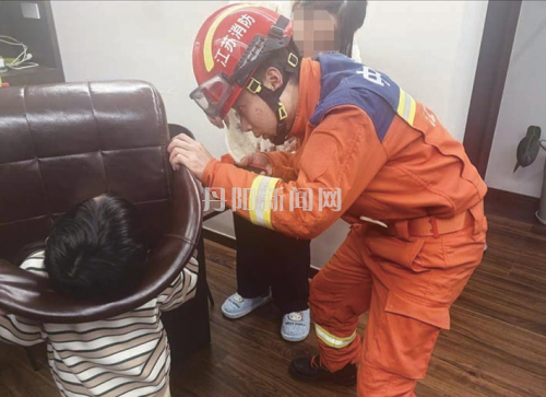 男童头部卡入餐椅缝隙消防快速响应化险为夷kaiyun体育全站(图1)