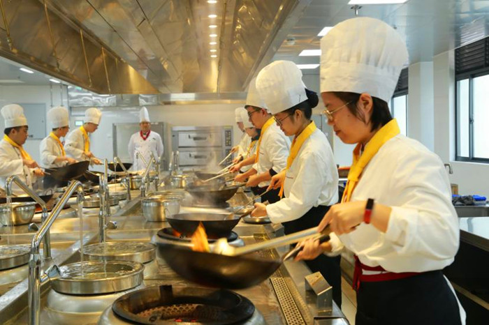 徽菜出海破局记：黄山学院以产教融合架起非遗传承与全球餐桌的桥开云体育梁(图2)